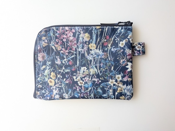 ★新商品★ カード入れ付き A6(お薬手帳)L字ファスナークリアポーチ 仕切り付き リバティ ラミネート ワイルドフラワーズ - 画像 (2)