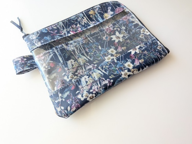 ★新商品★ カード入れ付き A6(お薬手帳)L字ファスナークリアポーチ 仕切り付き リバティ ラミネート ワイルドフラワーズ - 画像 (3)