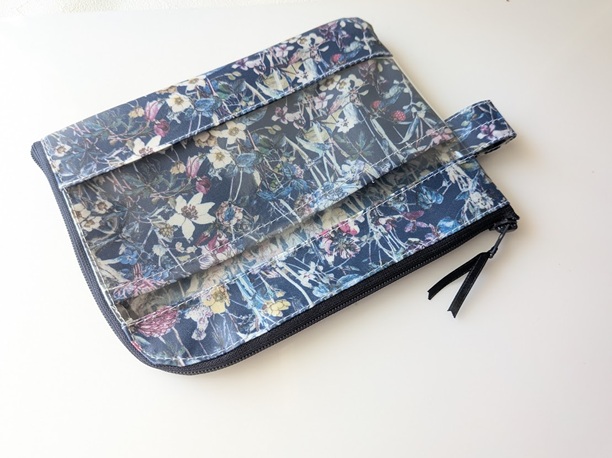 ★新商品★ カード入れ付き A6(お薬手帳)L字ファスナークリアポーチ 仕切り付き リバティ ラミネート ワイルドフラワーズ - 画像 (4)