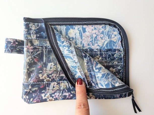 ★新商品★ カード入れ付き A6(お薬手帳)L字ファスナークリアポーチ 仕切り付き リバティ ラミネート ワイルドフラワーズ - 画像 (5)