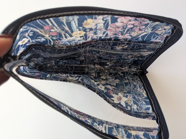 ★新商品★ カード入れ付き A6(お薬手帳)L字ファスナークリアポーチ 仕切り付き リバティ ラミネート ワイルドフラワーズ - 画像 (6)