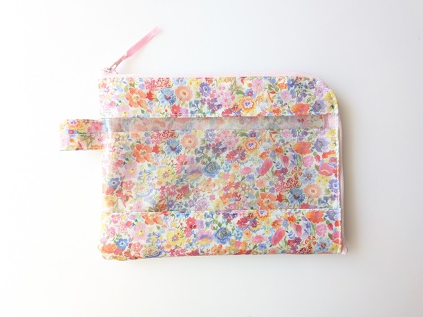 ★新商品★ カード入れ付き A6(お薬手帳)L字ファスナークリアポーチ 仕切り付き リバティ ラミネート クラシックガーデン