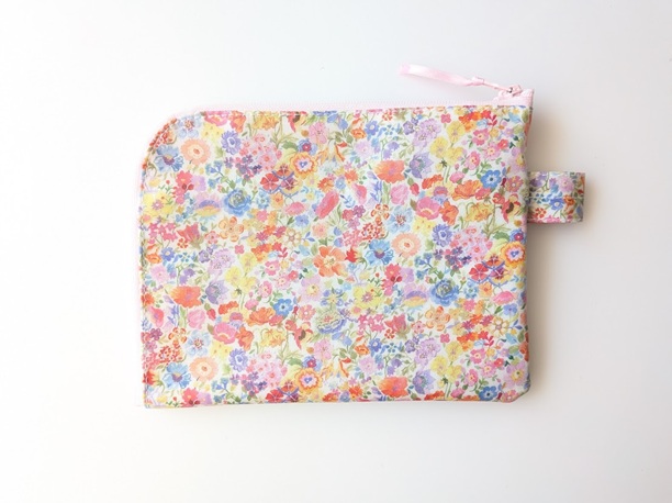 ★新商品★ カード入れ付き A6(お薬手帳)L字ファスナークリアポーチ 仕切り付き リバティ ラミネート クラシックガーデン - 画像 (2)