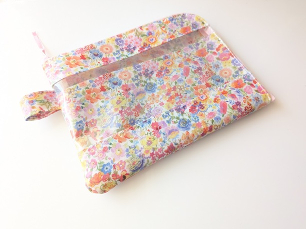 ★新商品★ カード入れ付き A6(お薬手帳)L字ファスナークリアポーチ 仕切り付き リバティ ラミネート クラシックガーデン - 画像 (3)