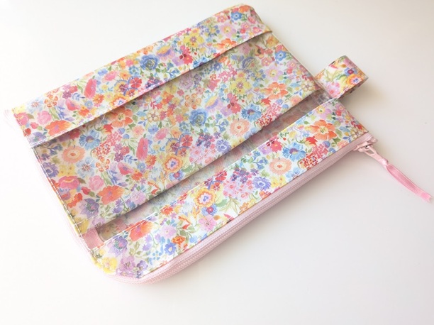 ★新商品★ カード入れ付き A6(お薬手帳)L字ファスナークリアポーチ 仕切り付き リバティ ラミネート クラシックガーデン - 画像 (4)