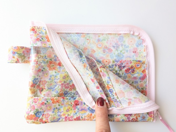 ★新商品★ カード入れ付き A6(お薬手帳)L字ファスナークリアポーチ 仕切り付き リバティ ラミネート クラシックガーデン - 画像 (5)