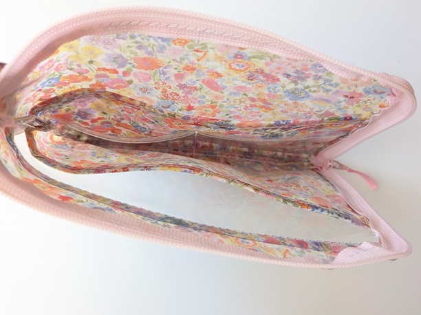 ★新商品★ カード入れ付き A6(お薬手帳)L字ファスナークリアポーチ 仕切り付き リバティ ラミネート クラシックガーデン - 画像 (6)