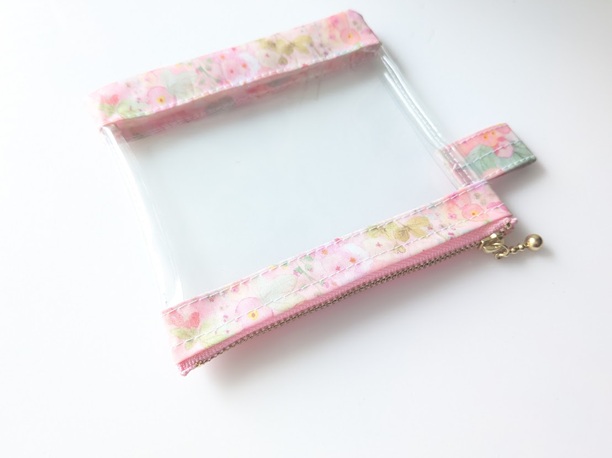 【現品限り・販売終了】XS 13×13 クリアポーチ ホリーホックス リバティ ラミネート ♡典型的なイングリッシュガーデンに咲く沢山のタチアオイからインスピレーションを受け水彩で描かれました - 画像 (3)