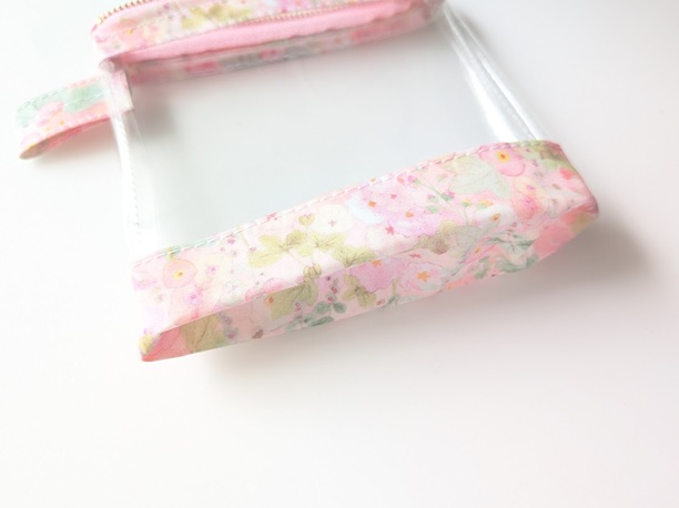 【現品限り・販売終了】XS 13×13 クリアポーチ ホリーホックス リバティ ラミネート ♡典型的なイングリッシュガーデンに咲く沢山のタチアオイからインスピレーションを受け水彩で描かれました - 画像 (4)