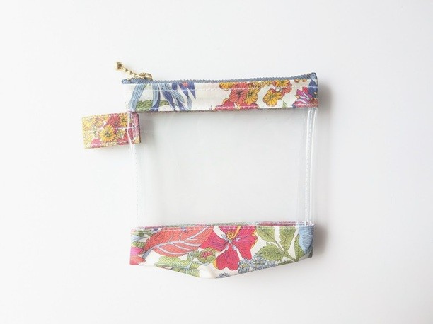 【現品限り・販売終了】XS 13×13 クリアポーチ アンジェリカガーラ リバティ ラミネート ♡大胆な大花