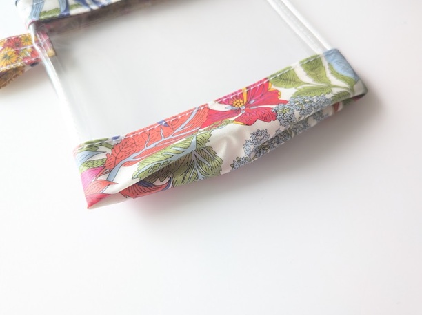 【現品限り・販売終了】XS 13×13 クリアポーチ アンジェリカガーラ リバティ ラミネート ♡大胆な大花 - 画像 (3)