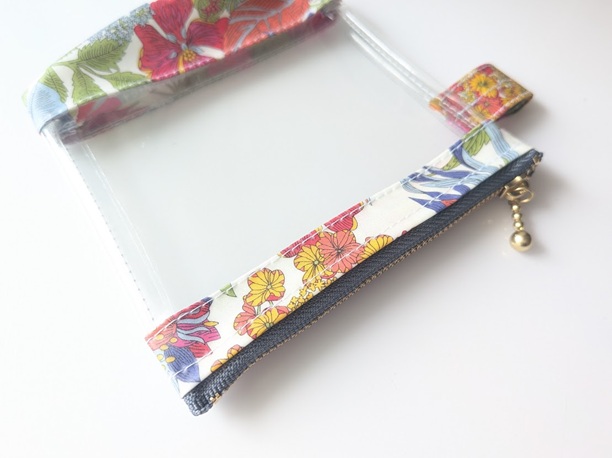 【現品限り・販売終了】XS 13×13 クリアポーチ アンジェリカガーラ リバティ ラミネート ♡大胆な大花 - 画像 (4)