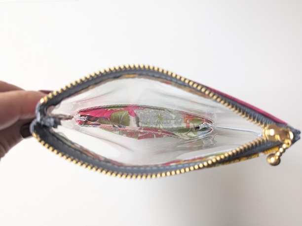 【現品限り・販売終了】XS 13×13 クリアポーチ アンジェリカガーラ リバティ ラミネート ♡大胆な大花 - 画像 (5)