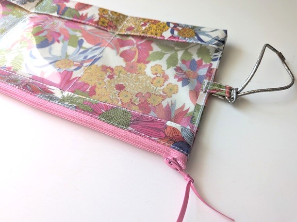 【限定商品】3ポケット折りたたみポーチ|小物を分けて収納・ゴム交換可能仕様 リバティ ラミネート アンジェリカガーラ - 画像 (6)