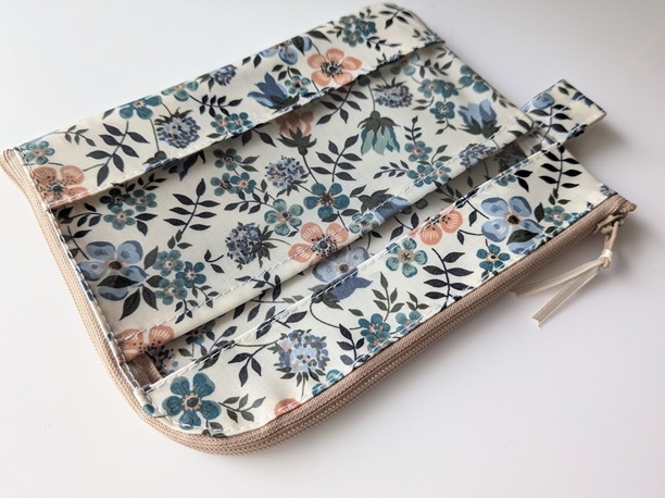 ★新商品★ カード入れ付き A6(お薬手帳)L字ファスナークリアポーチ 仕切り付き リバティ ラミネート エデナム - 画像 (4)
