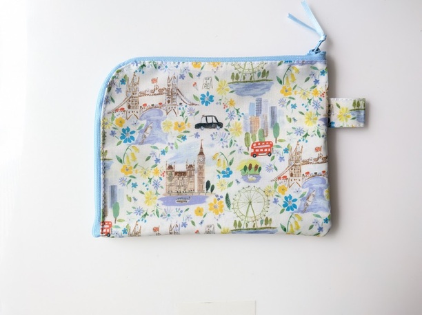 ★新商品★ カード入れ付き A6(お薬手帳)L字ファスナークリアポーチ 仕切り付き リバティ ラミネート プライドアンドブルーム - 画像 (2)