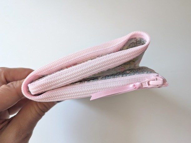 【限定商品】3ポケット折りたたみポーチ|小物を分けて収納・ゴム交換可能仕様 リバティ ラミネート アンジェリカガーラ - 画像 (7)