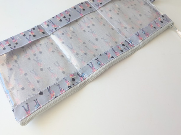 【再販商品】3ポケット折りたたみポーチ|小物を分けて収納・ゴム交換可能仕様 リバティ ラミネート ミュージカルマーチ - 画像 (4)