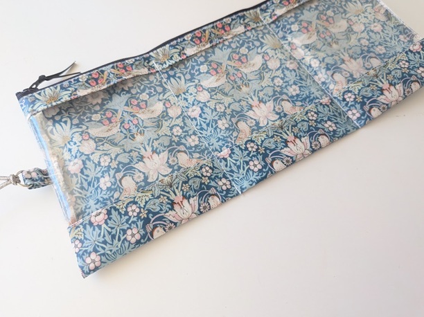 【再販商品】3ポケット折りたたみポーチ|小物を分けて収納・ゴム交換可能仕様 リバティ ラミネート ストロベリーシーフ - 画像 (4)