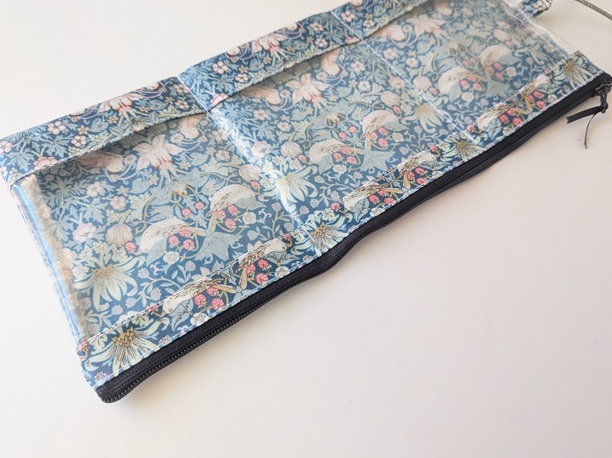 【再販商品】3ポケット折りたたみポーチ|小物を分けて収納・ゴム交換可能仕様 リバティ ラミネート ストロベリーシーフ - 画像 (5)