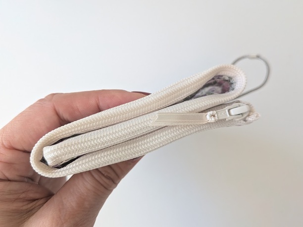 【再販商品】3ポケット折りたたみポーチ|小物を分けて収納・ゴム交換可能仕様 リバティ ラミネート ジョアンナルイーズ - 画像 (7)