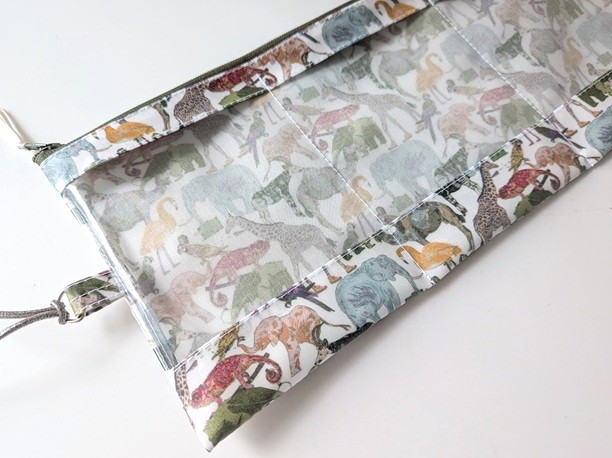 【再販商品】3ポケット折りたたみポーチ|小物を分けて収納・ゴム交換可能仕様 リバティ ラミネート キューフォーザズー - 画像 (4)