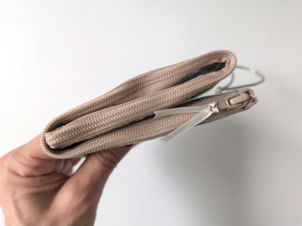 【再販商品】3ポケット折りたたみポーチ|小物を分けて収納・ゴム交換可能仕様 リバティ ラミネート スモールスザンナ - 画像 (7)
